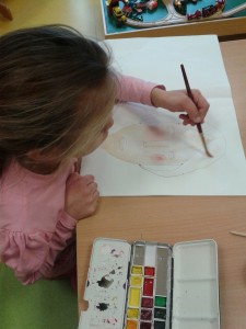 Enfant qui peint à l'aquarelle