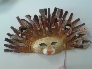 Masque lion en papier journal