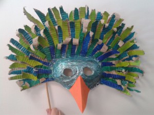 Masque d'oiseau en carton ondulé