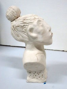 Modelage de petits bustes en céramique