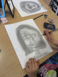 autoportrait au crayon à papier