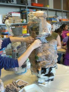Sculpture en papier mâché à l'école