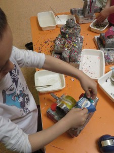 Enfant réalisant sa maquette d'immeuble