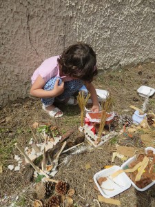 Enfant qui décore son jardin