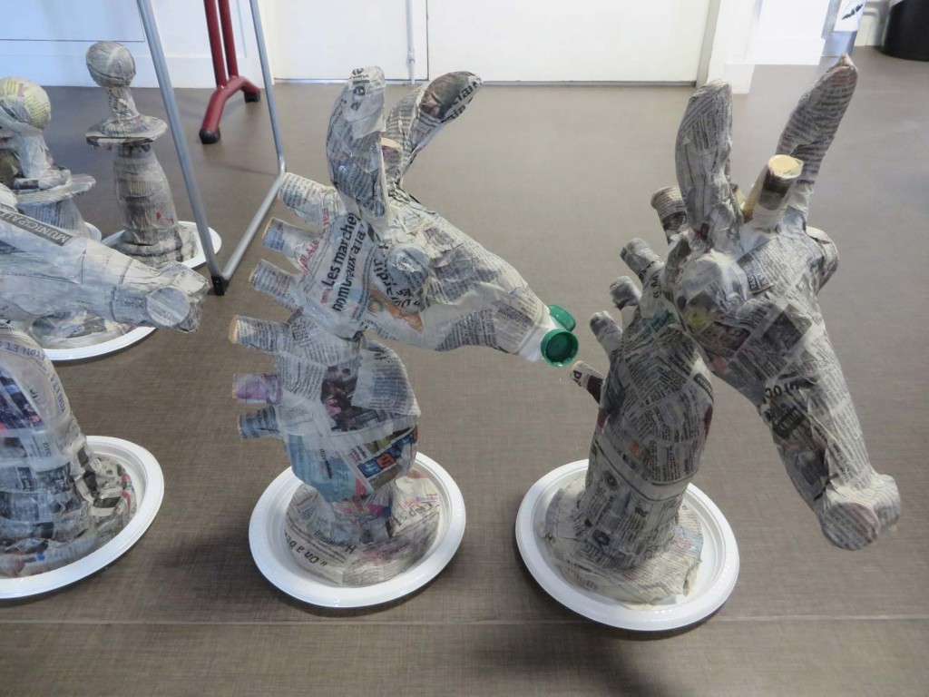 Pièces d'échec en papier mâché.