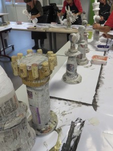 Peinture des pièces en papier mâché