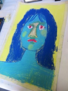 Visage bleu sur fond jaune