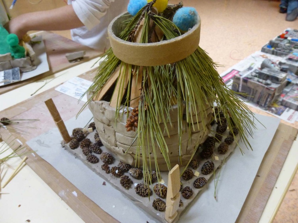 Cabane avec épines de pin