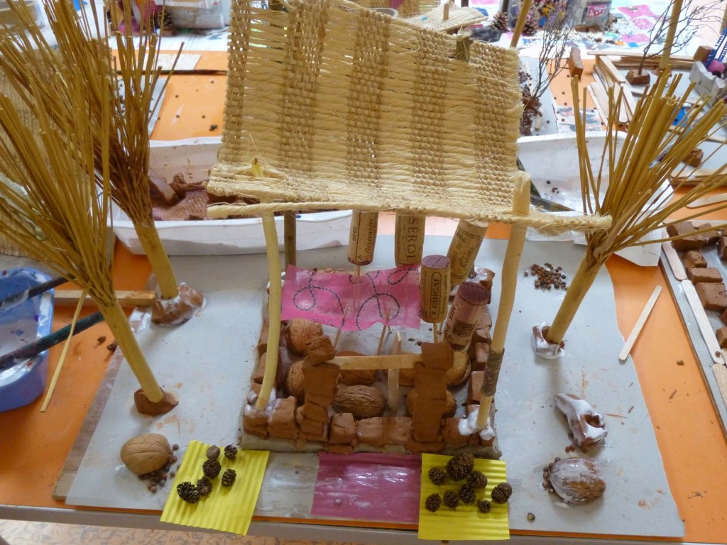 Cabane avec toit en paille tissée