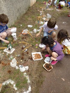 Enfants qui décorent leur village