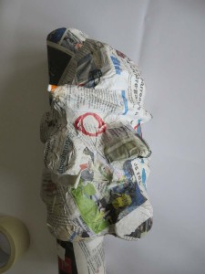 Modelage d'une tête en pâte à papier