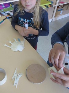 Une coquille Saint-Jacques et des fouchettes pour la main