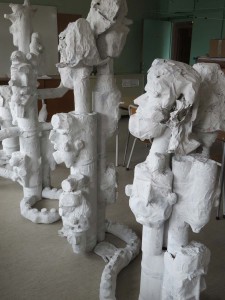 Monstre en papier mâché à 24 têtes