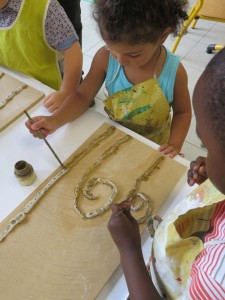 Les enfants peignent les colombins couleur or