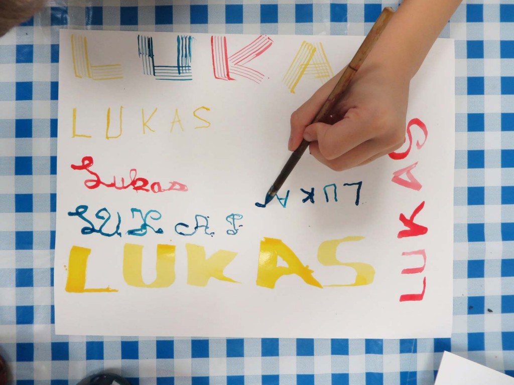 Lukas écrit son prénom