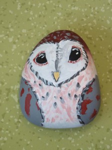 hibou peint sur un galet