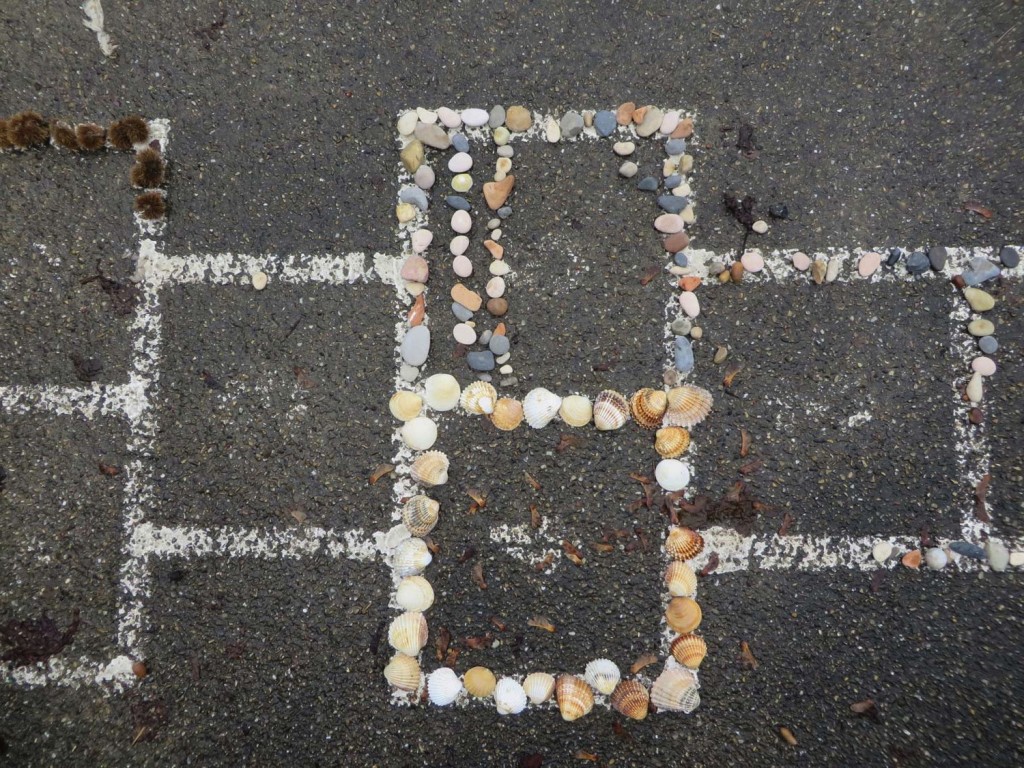 Land-Art d'été en coquillages et galets