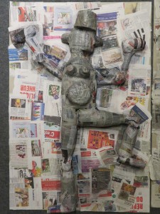 Notre bonhomme en papier mâché après une séance de travail