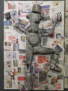 Notre bonhomme en papier mâché après une séance de travail