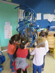 Les enfants sculptent la grillage