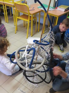 Enfants qui sculptent