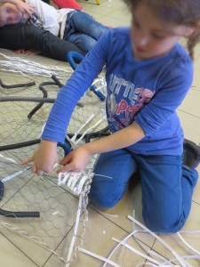 Séance de sculpture à la maternelle