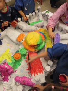 Enfants peignant leur sculpture