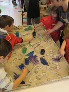 Séance de peinture à la maternelle