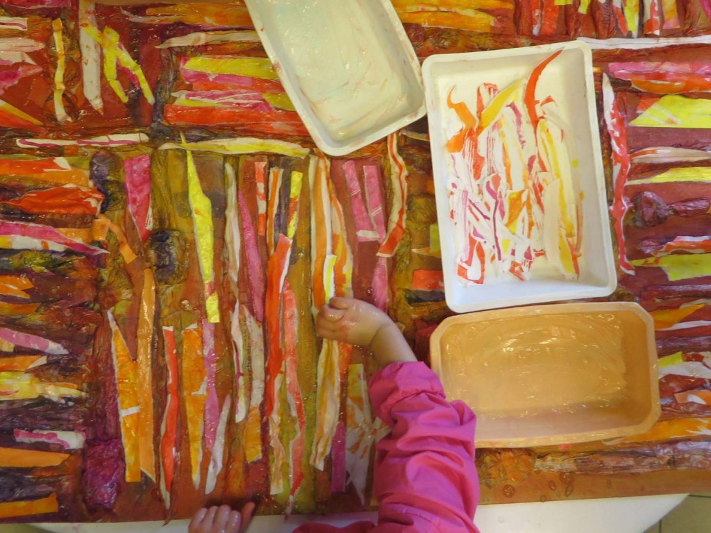 Coller des bandelettes sur les lignes en relief