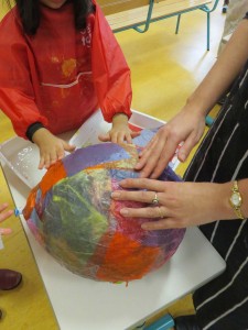 Coller le papier de soie avec les mains