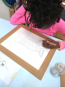 Enfant qui dessine à l'hôpital