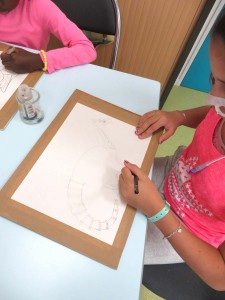 Enfant qui dessine à l'hôpital