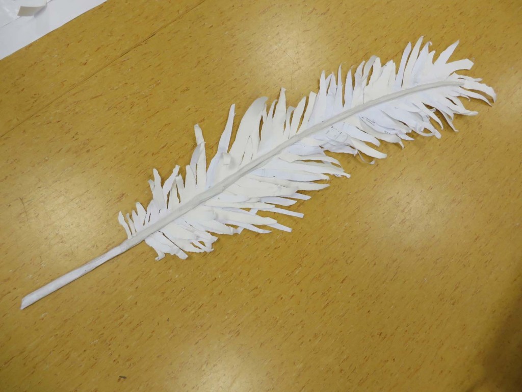 Plume géante en papier