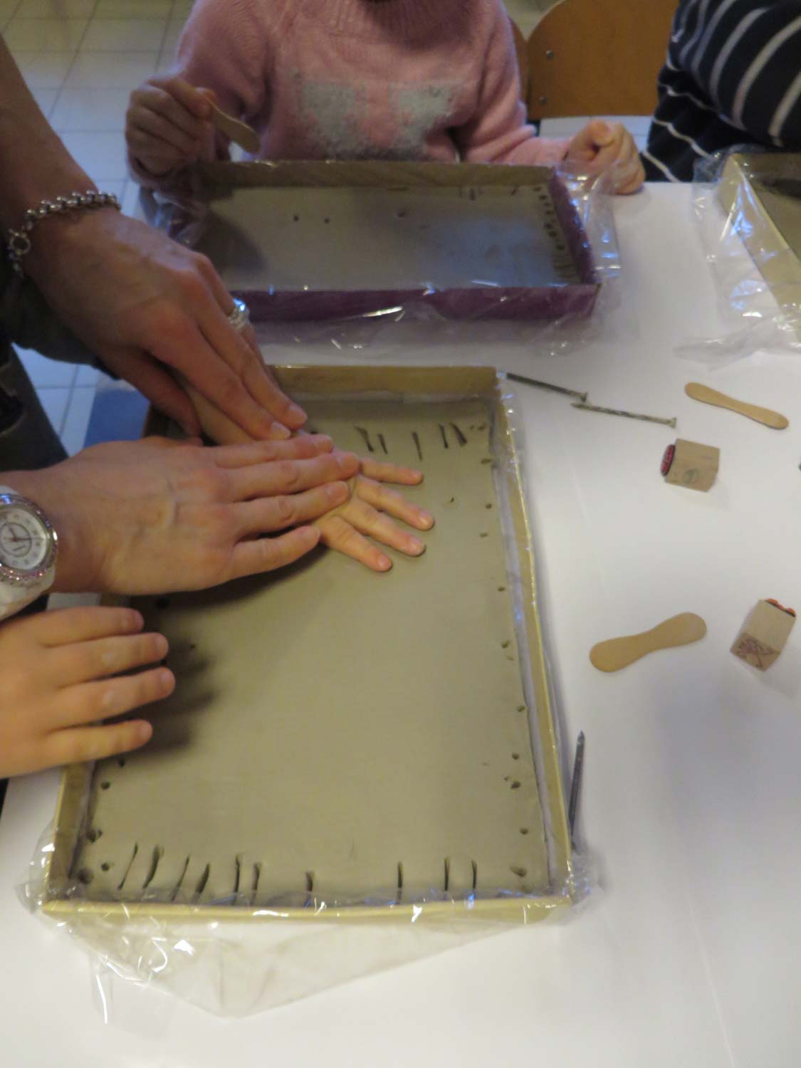 Moulages en plâtre d'empreintes de mains d'enfants