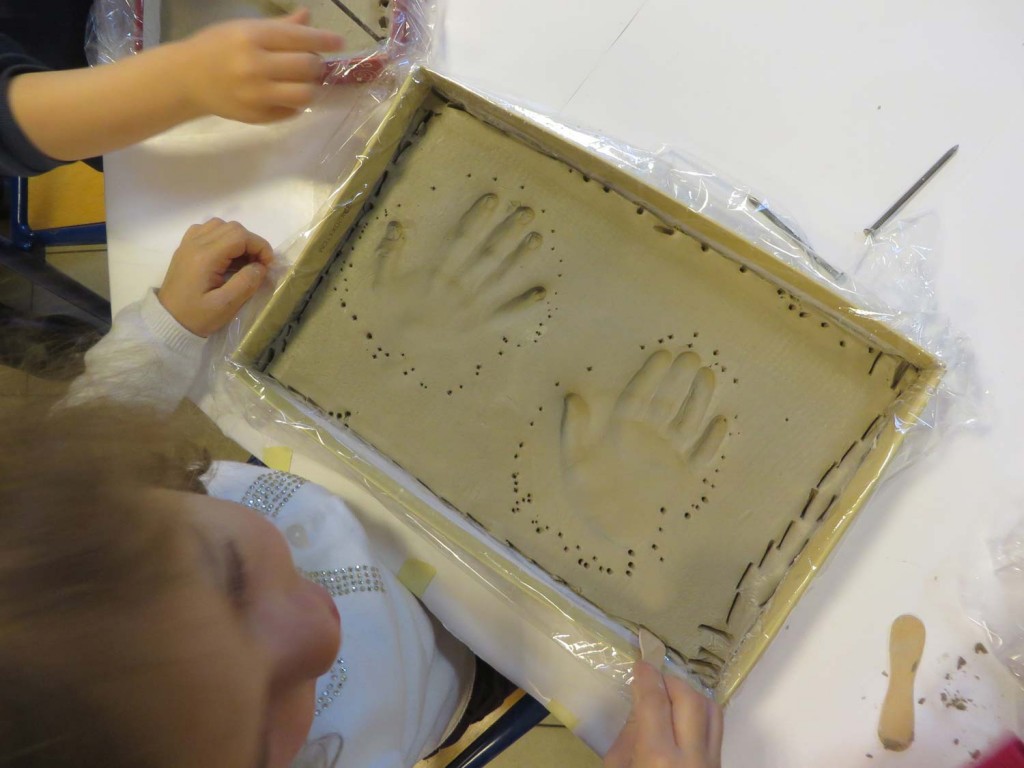 Empreintes de mains d'enfants à la maternelle