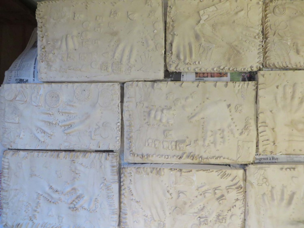 Plaques de plâtre avec empreintes de mains