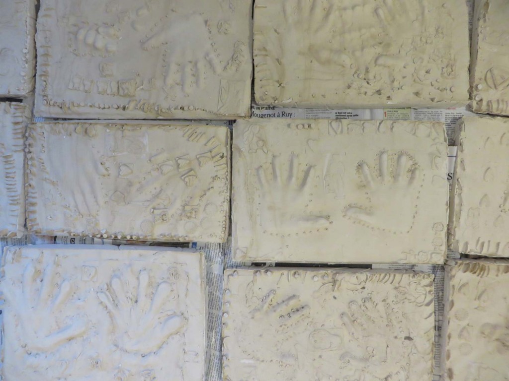 Empreintes de mains dans du plâtre