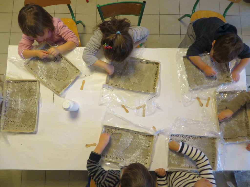 Atelier gravure à la maternelle