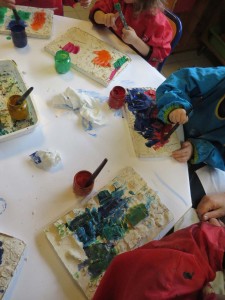 Atelier peinture à la maternelle