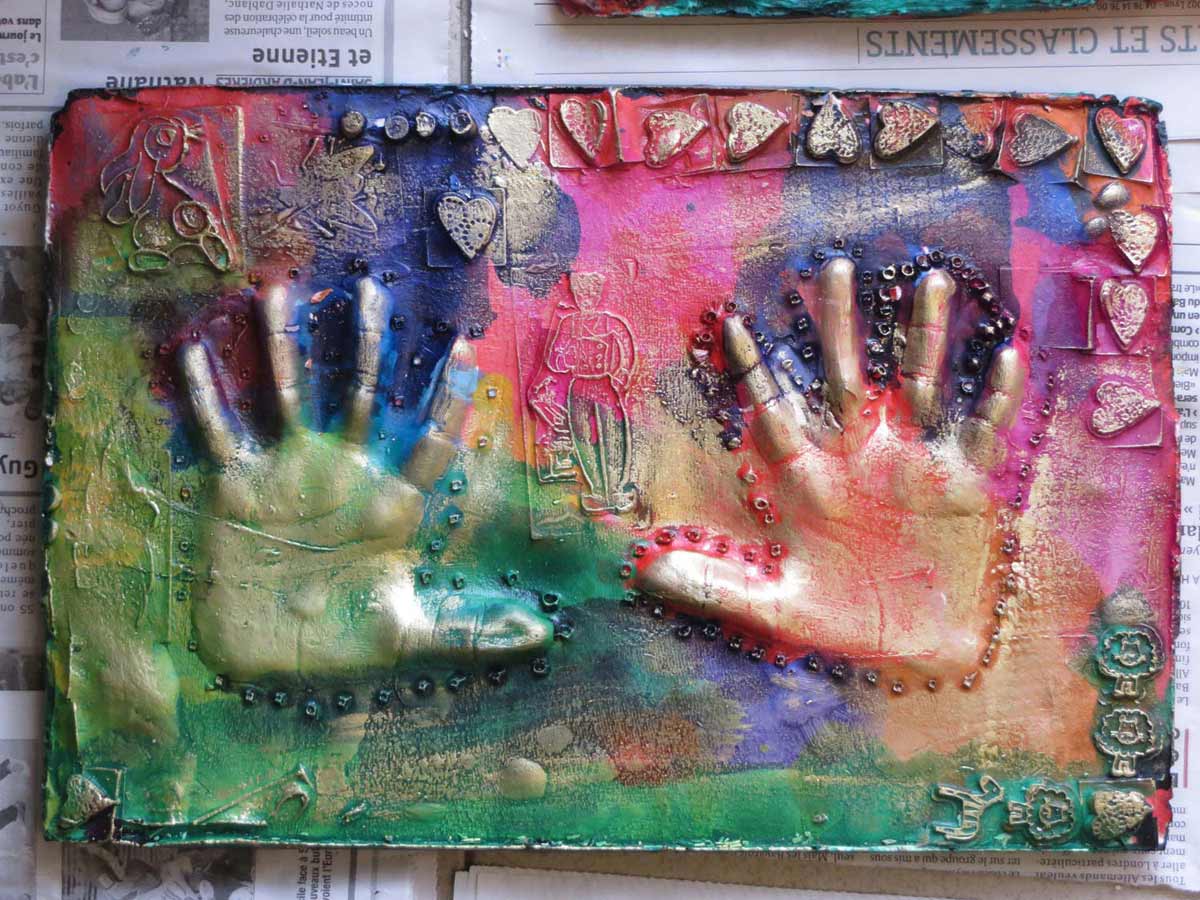 Peinture des moulages de mains et de pieds  Artiste plasticienne  intervenant en arts visuels
