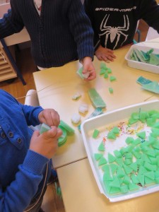 Enfillage de petits morceaux de mousse verte