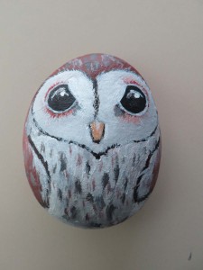 Hibou peint sur galet