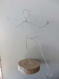 Armature en fil de fer et socle en béton