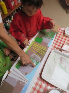 Enfant qui réalise un collage