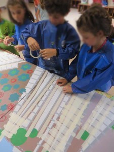 Travail en groupe à la maternelle