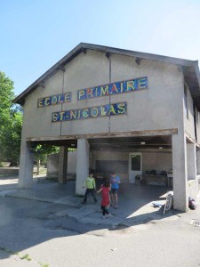 Enseigne sur le fronton de l'école primaire