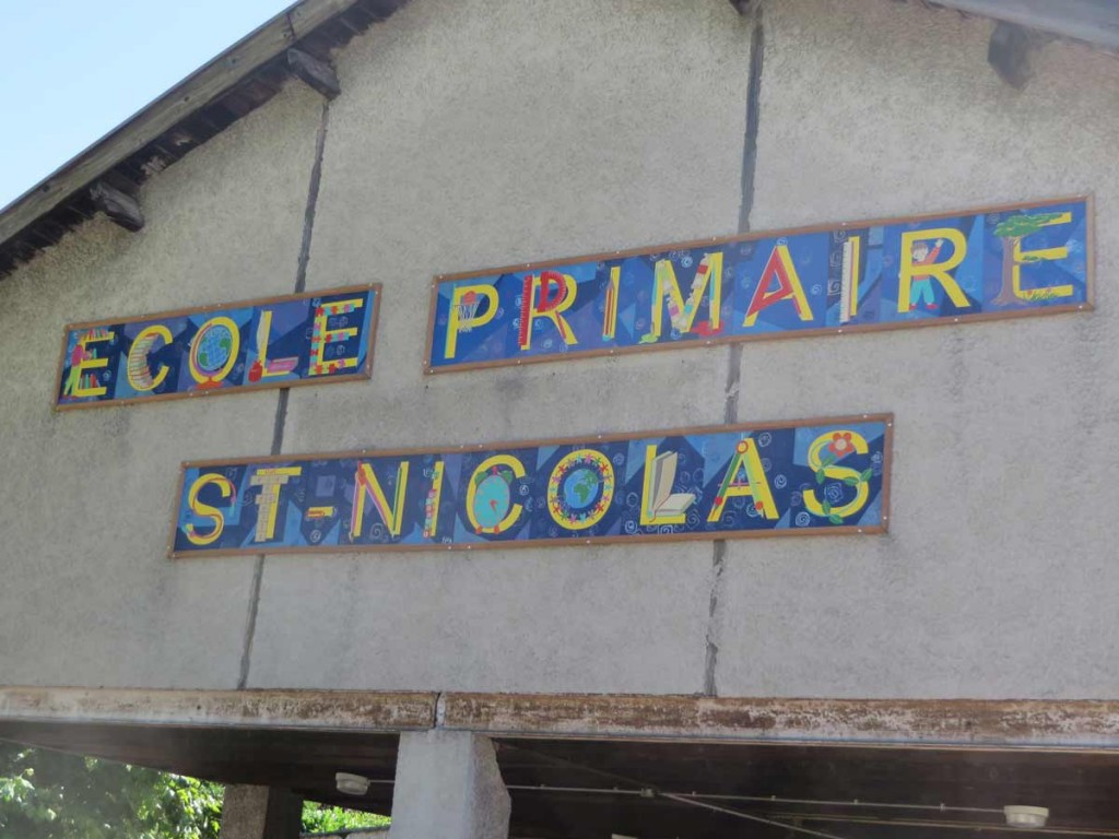 Lettres peintes sur l'enseigne de l'école