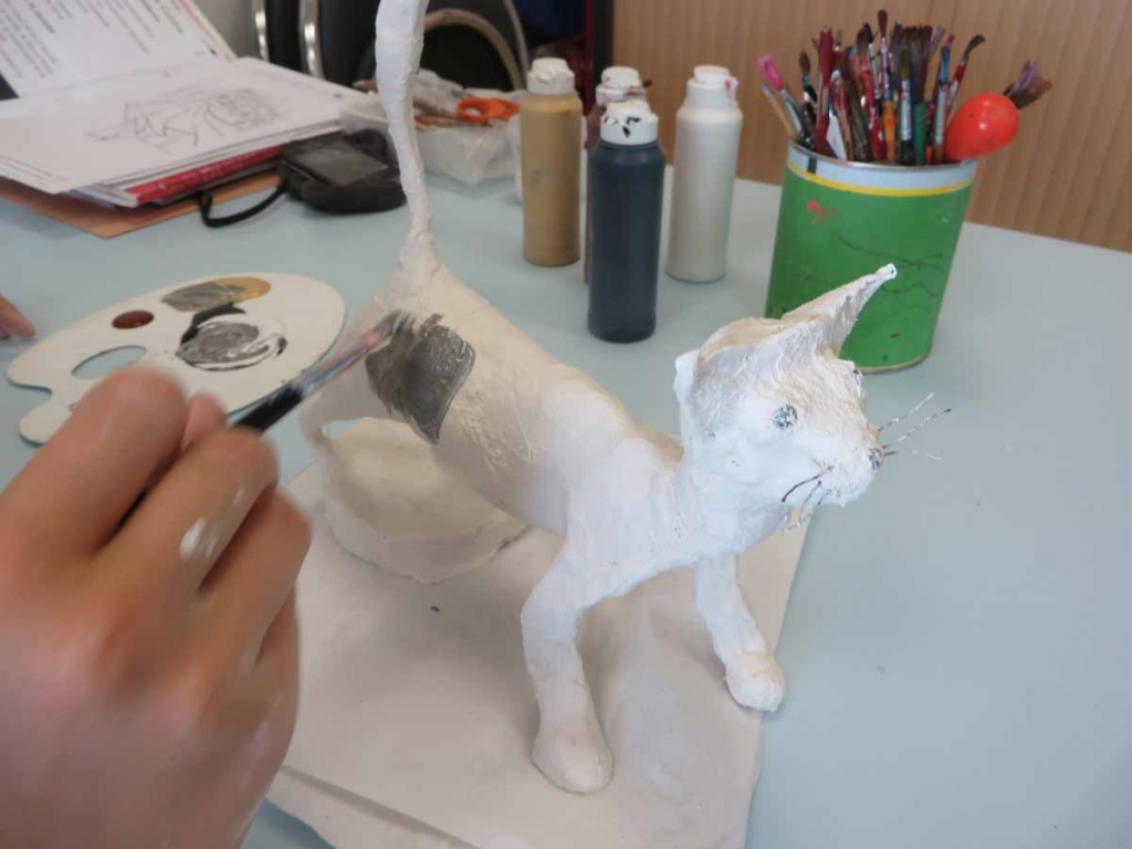 Peinture de la figurine en plâtre