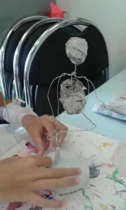 Structure en fil de fer et papier journal