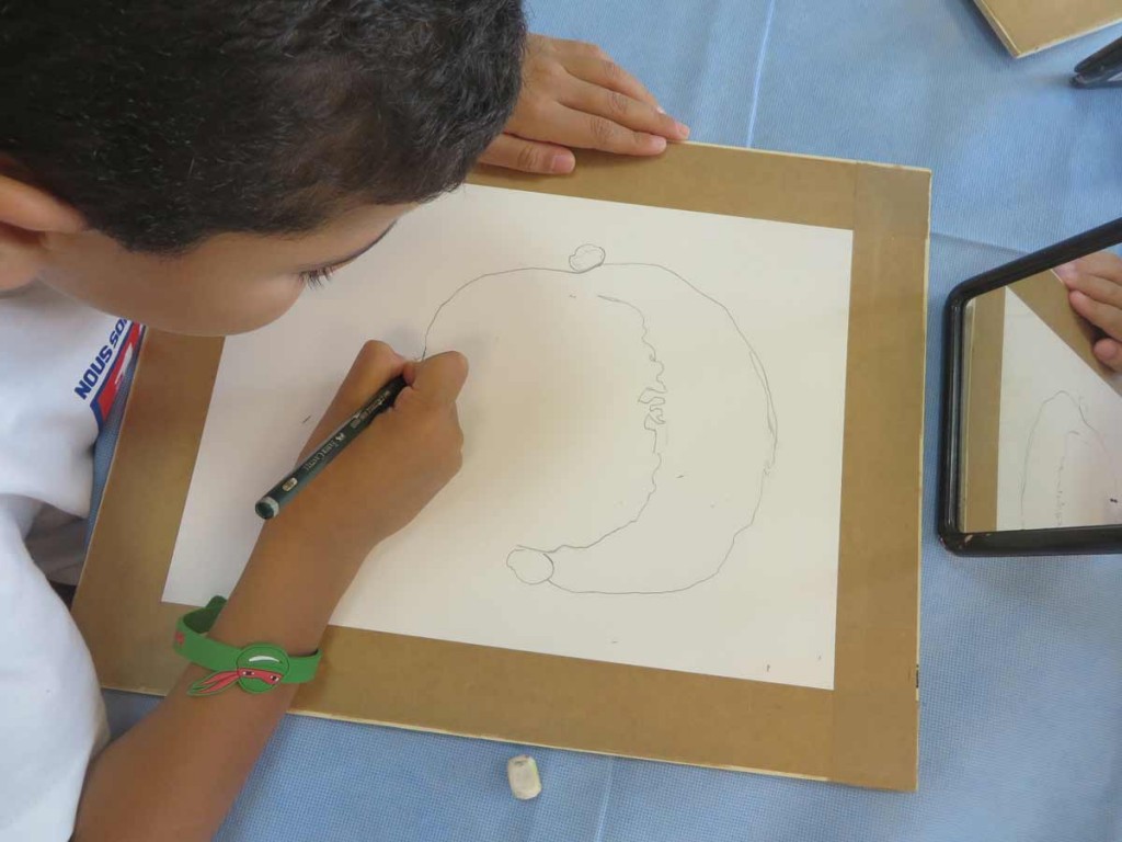 Un enfant dessine son portrait